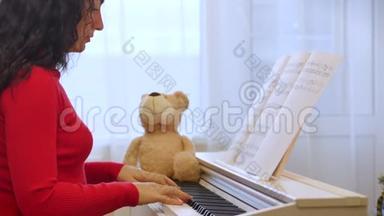 一名学生或专业钢琴家在一架漂亮的白色钢琴上演奏古典音乐，钢琴家的手